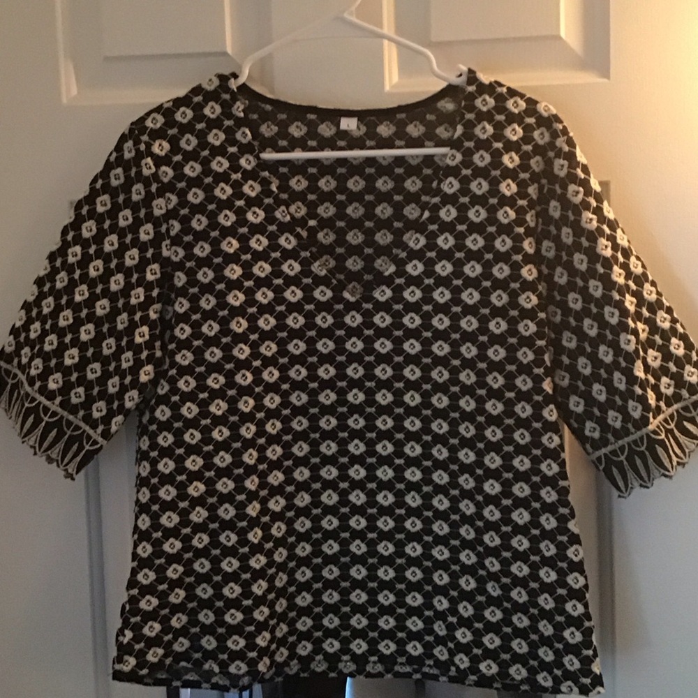 Black and White Patterned Women's Top size L
Great for Holiday’s! - Picture 1 of 5